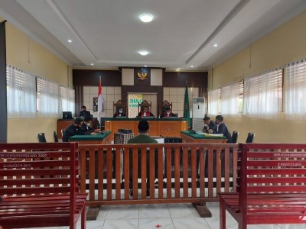 Kades Talang Jerinjing (Tajir) Edi Priyanto duduk di kursi pesakitan mendengarkan tuntutan JPU.