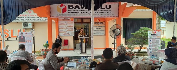 Sekdakab Kuansing H. Dianto Mampanini saat menyampaikan saat deklarasi anti money politik yang diselenggarakan Bawaslu Kuansing/R24