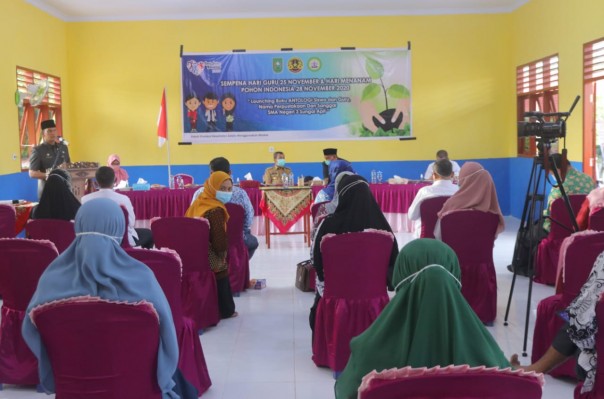 Di Hari Guru, SMAN 3 Sungai Apit Launching 2 Judul Buku 