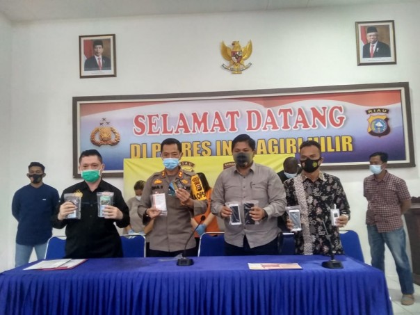 Kapolres Inhil menunjukkan barang bukti kasus penipuan melalui media sosial