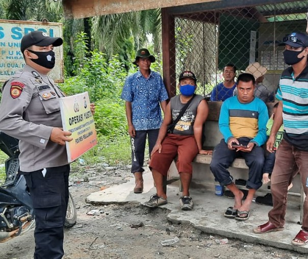 Personel Polsek Ukui saat menemukan warga berkerumun dalam Operasi Yustisi, Jumat (27/11/2020). Foto: Istimewa.