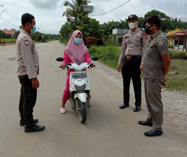 Personel Polsubsektor Pelalawan dan Satpol PP saat Operasi Yustisi, Jumat (27/11/2020). Foto: Istimewa.