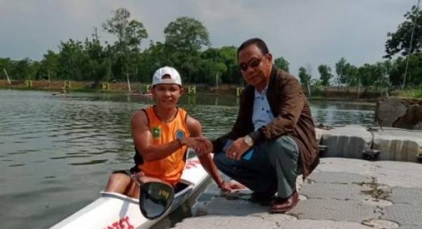 Ketua KONI Riau, Emrizal Pakis bersama salah satu atlet dayung putra andalan Riau
