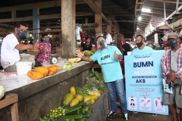 PTPN V menyalurkan 1.452 masker di sejumlah pusat keramaian di Kabupaten Kampar, Riau, Jumat. Distribusi masker sumbangan PGN tersebut merupakan bagian dari program Satgas Covid-19 BUMN untuk memutus penyebaran Covid-19