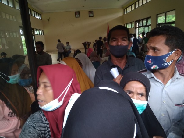 Suasana Penyaluran Bansos Kabupaten di Kecamatan Kuantan Mudik Kabupaten Kuantan Singingi