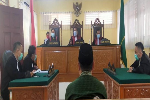 Kades Tajir, Edi Priyanto (belakangin kamera) duduk di kursi pesakitan sebagai terdakwa kasus Pemilukada