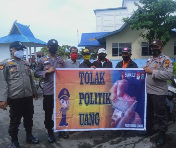 Personel Polsek Teluk Meranti saat sosialisasi tolak politik di Pangkalan ojek dan ruang tunggu penumpang kapal, Sabtu (28/11/2020). Foto: Istimewa.