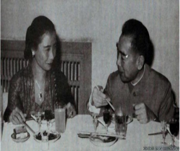 Supeni bersama dengan Chou En Lai, Perdana Menteri RRT (Foto: Istimewa/internet)