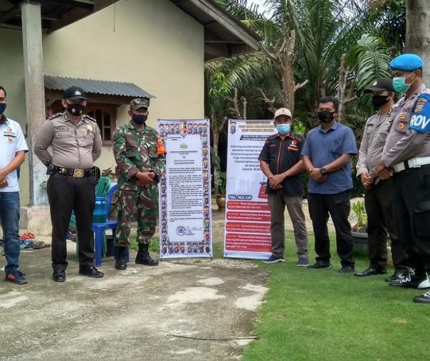 Personel Polsek Bandar Sei Kijang saat pengamanan salah satu lokasi kampanye cakada Pelalawan, Minggu (29/11/2020). Foto: Istimewa.