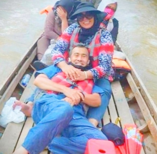 Gubernur Riau, Syamsuar berbaring dipangkuan istri, Misnarni