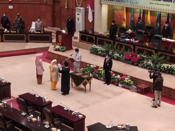 Wakil Ketua Dewan Perwakilan Rakyat Daerah (DPRD) Riau, Hardianto melantik Yanti Komala Sari dari fraksi Golkar dan Dona Sri Utami dari Fraksi Gerindra sebagai PAW Indra Gunawan Eet dan Husni Thamrin