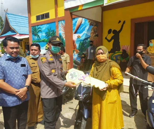 Kapolsek Pangkalan Lesung AKP Nazaruddin saat menyerahkan kunci motor dinas bagi para bidan secara simbolis, Selasa (1/12/2020). Foto: Istimewa.