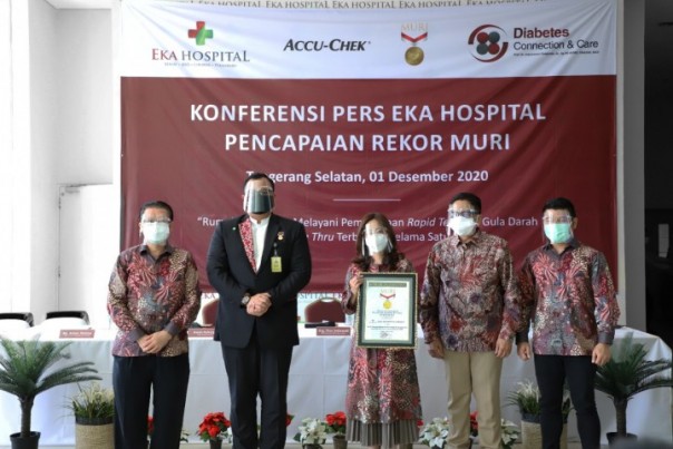 Eka Hospital raih rekor Muri kategori RS swasta pertama yang melayani pemeriksaan rapid test dan gula darah gratis melalui metode drive thru