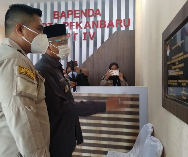 Wakil Wali Kota Pekanbaru Ayat Cahyadi didampingi Kepala Bapenda Zulhelmi Arifin saat melihat plakat hibah aset dari KPK ke Pemko Pekanbaru, Selasa (1/12/2020). Foto: Surya/Riau1.