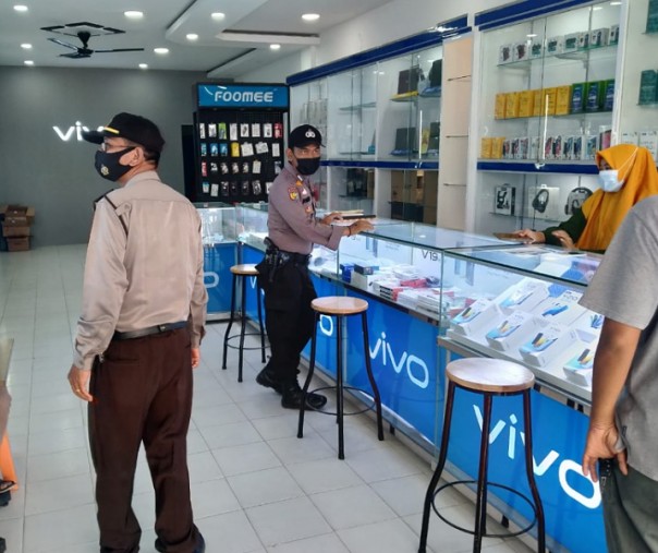 Personel Polsek Pangkalan Kerinci saat patroli di toko ponsel, Rabu (2/12/2020). Foto: Istimewa.
