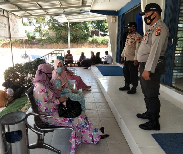 Personel Polsek Kerumutan saat patroli di salah satu kantor perbankan, Rabu (2/12/2020). Foto: Istimewa. 