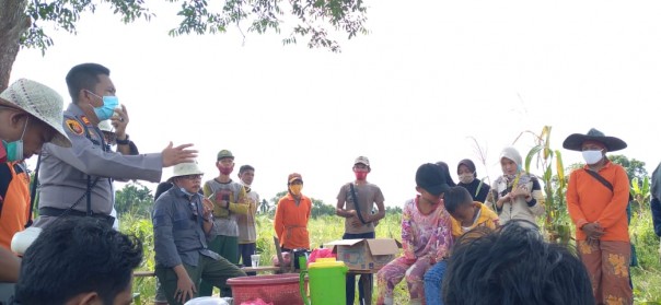Kapolsek Tembilahan Hulu bersama Kadin Inhil memberikan arahan kepada KWT di Desa Sungai Intan