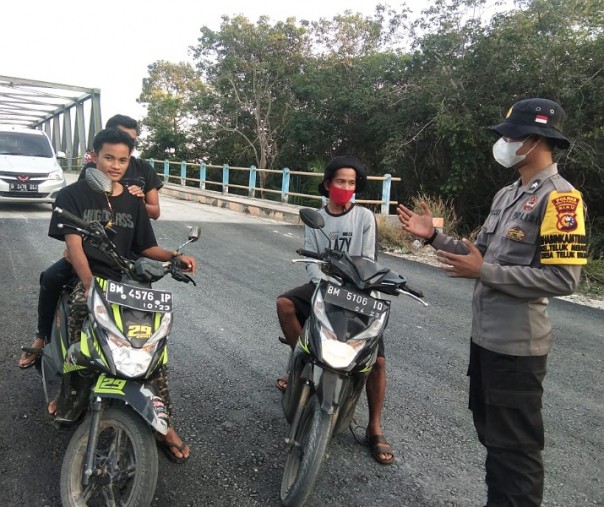 Personel Polsek Teluk Meranti saat berbincang dengan warga saat patroli, Kamis (3/12/2020). Foto: Surya/Riau1.