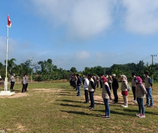 Polsek Pangkalan Lesung dan anggota panwascam saat apel siaga anti politik uang, Kamis (3/12/2020). Foto: Istimewa. 