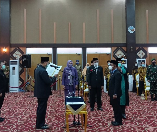 Wali Kota Pekanbaru Firdaus saat membacakan sumpah jabatan M Jamil sebagai Sekda di Gedung Utama Kompleks Perkantoran Tenayan Raya, Jumat (4/12/2020). Foto: Surya/Riau1. 