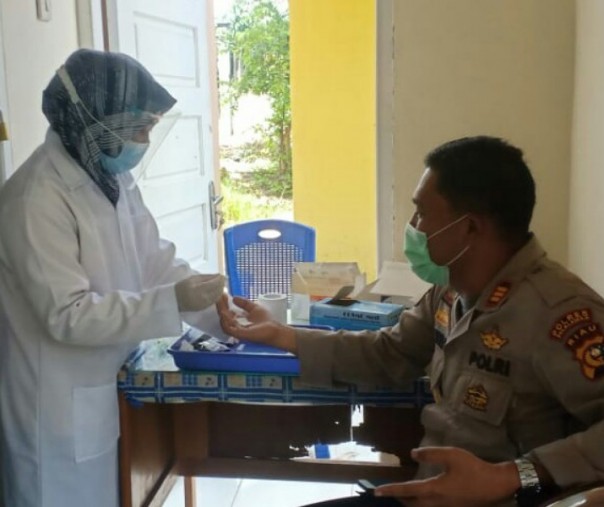 Kapolsek Bandar Sei Kijang AKP Yusup Purba saat menjalani pemeriksaan rapid test di puskesmas, Jumat (4/12/2020). Foto: Istimewa. 