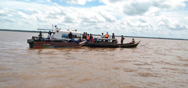  Tim SAR gabungan saat melakukan pencarian korban tenggelam