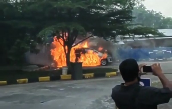 mobil terbakar di rs aulia