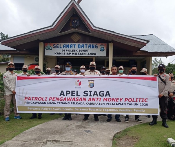 Personel Polsek Bunut bersama Panwascam saat akan melakukan patroli cegah politik uang, Sabtu (5/12/2020). Foto: Istimewa. 