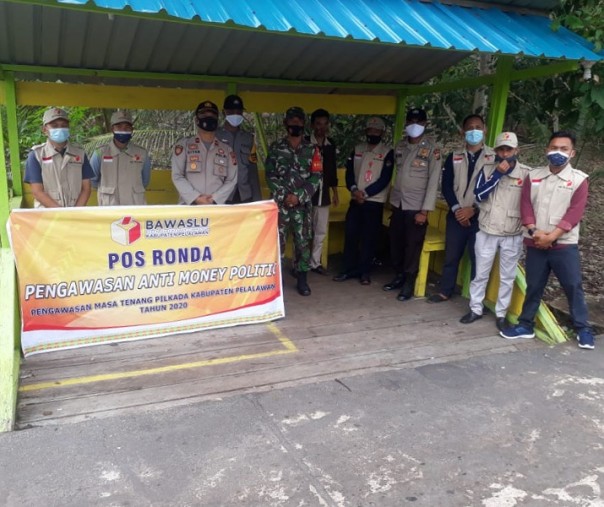 Kapolsek Kuala Kampar Iptu Hanova Siagian bersama TNI dan anggota Panwascam di Pos Ronda Anti Politik Uang, Sabtu (5/12/2020). Foto: Istimewa.
