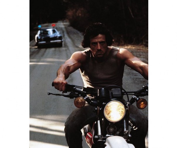 Salah satu scene ketika Rambo tengah menaiki sepeda motor trail dalam film First Blood 1982 (Foto: Istimewa/internet)