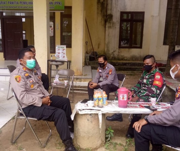 Kapolsek Bandar Sei Kijang AKP Yusup Purba saat pengamanan kotak suara dan surat suara di Kantor Sekretariat PPK, Kamis (10/12/2020). Foto: Istimewa.