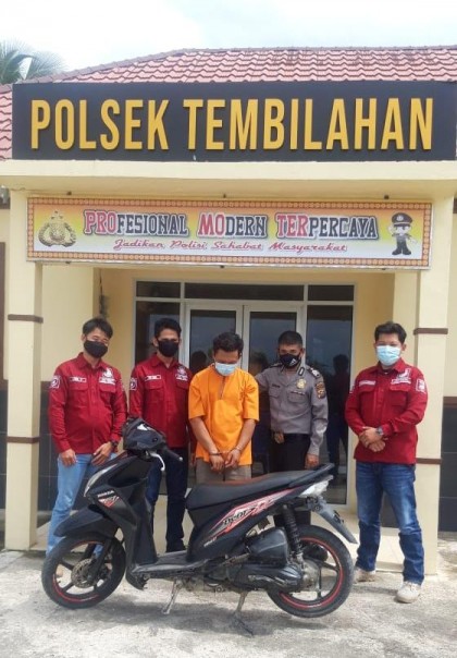 Pelaku DTS alias D saat diamankan di Polsek Tembilahan