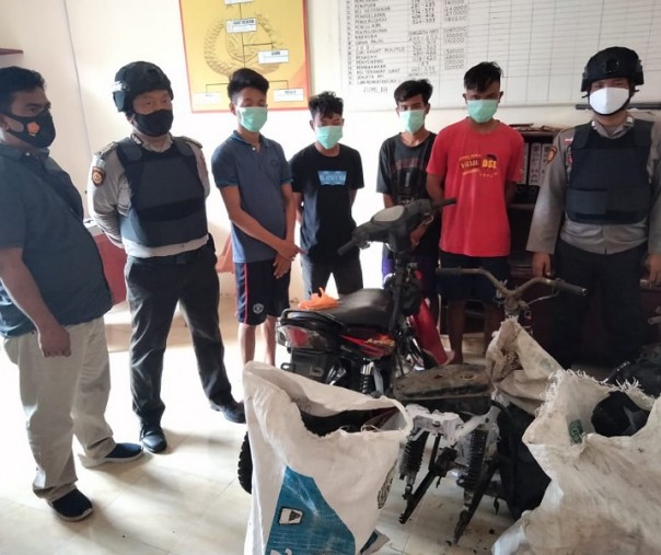 Petugas Unit Reskrim Polsek Kuala  Kampar berhasil menangkap 4 pencuri motor, Sabtu (12/12/2020). Foto: Istimewa. 