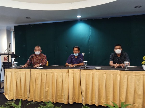Ketua DPP APJPMI Riau, DR Burhan Phili (tengah) dalam jumpa pers di Hotel Pangeran