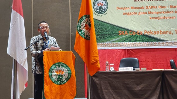CEO PTPN V Jatmiko K. Santosa memberikan sambutan setelah terpilih secara aklamasi sebagai ketua Gapki Cabang Riau Periode 2021-2025 dalam Musyawarah Cabang Gapki Riau ke VI di Pekanbaru