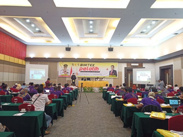 Wali Kota Pekanbaru, Firdaus membuka secara resmi kegiatan Bimtek Kepelatihan untuk Porprov X Riau 2022 yang ditaja KONI Kota Pekanbaru