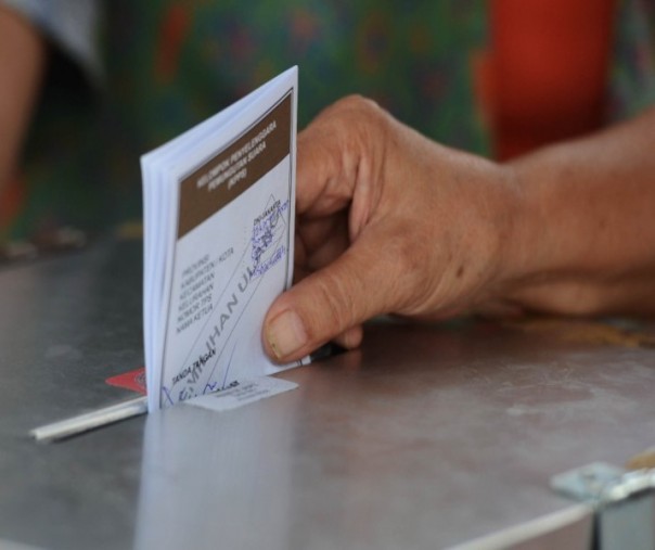 Warga memasukkan surat suara ke kotak suara (Foto: Istimewa/Republika.co.id)