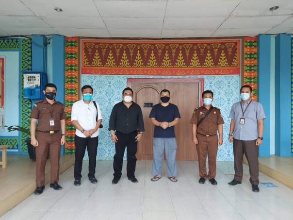 Terpidana Edi Priyanto (empat kanan) di dampingi JPU Kejari Inhu foto bersama di depan pintu masuk Rutan Kelas II B Rengat