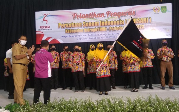 Ketua Umum Persani Inhil menerima bendera Cabor