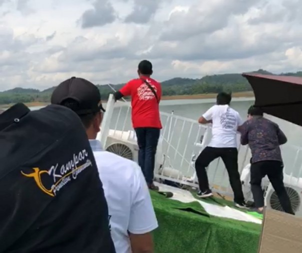 Detik-detik sebelum kapal wisata KM Banawa Nusantara terbalik di Danau PLTA Koto Panjang, Kampar, pada 19 Desember petang lalu. Foto: Tangkapan layar. 