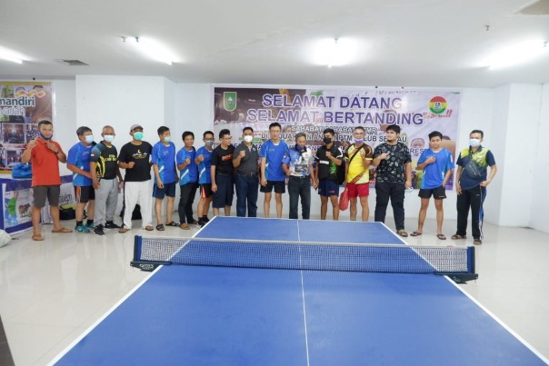 Para peserta Kejuaraan Tenis Meja Akhir tahun 2020 yang digagas KTMR