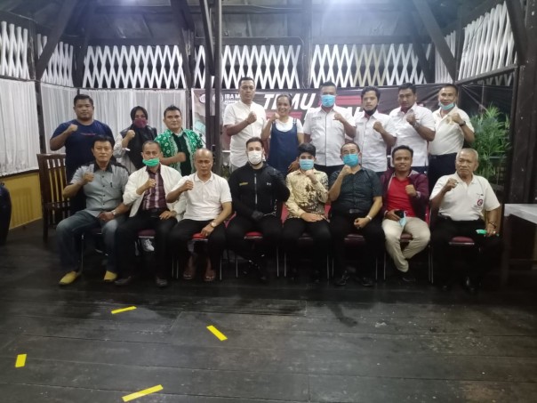 Jajaran Pengurus dan dewan Pembina Pengprov IBA-MMA Riau saat temu ramah dengan Vice President WMMAF Siamak Khorrami