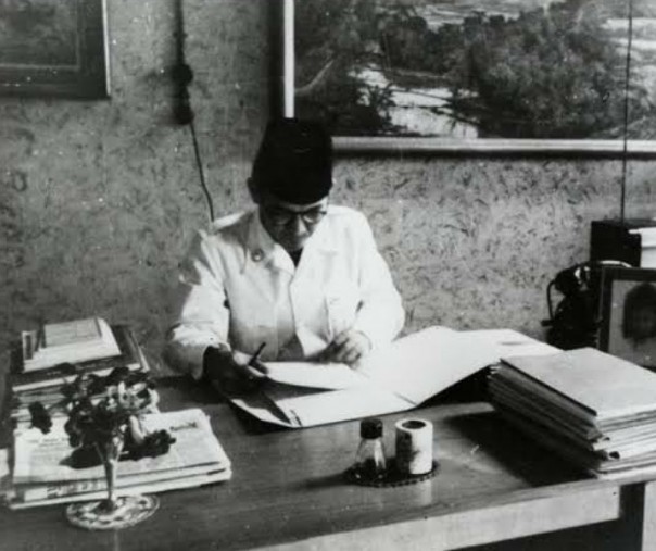 Soekarno di ruang kerjanya di Istana Merdeka (Foto: Istimewa/internet)