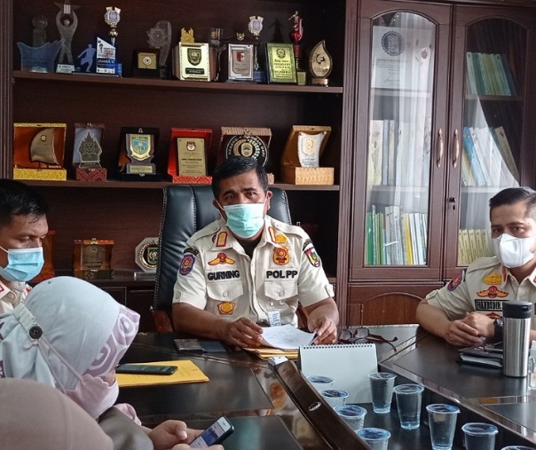 Plt Kepala Satpol PP Pekanbaru Burhan Gurning saat ekspos evaluasi kinerja di ruangannya, Rabu (30/12/2020). Foto: Surya/Riau1.