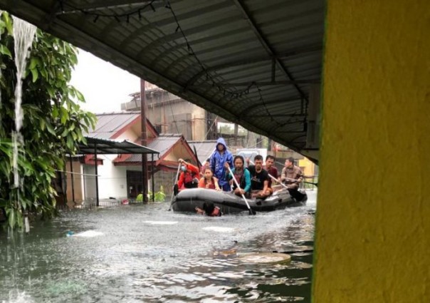Basarnas Evakuasi warga korban banjir/suryakepri