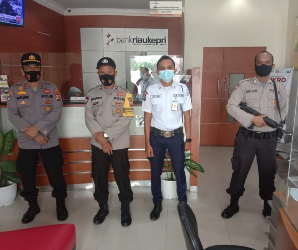 Personel Polsek Bandar Sei Kijang saat patroli di Bank Riau Kepri, Senin (4/1/2021). Foto: Istimewa.