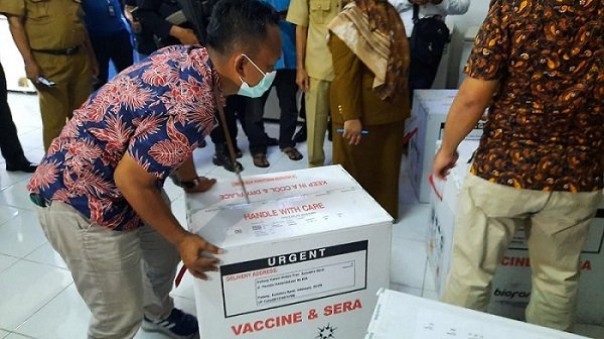 petugas memindahkan vaksin covid-19 ke gudang di kota Padang/Langgam