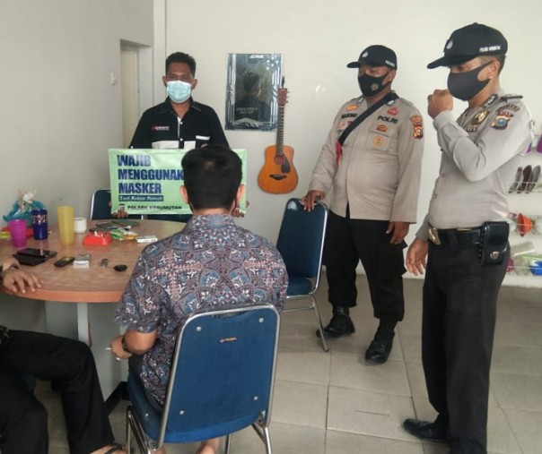 Personel Polsek Kerumutan saat sosialisasi protokol kesehatan ke warga, Selasa (5/1/2021). Foto: Istimewa.