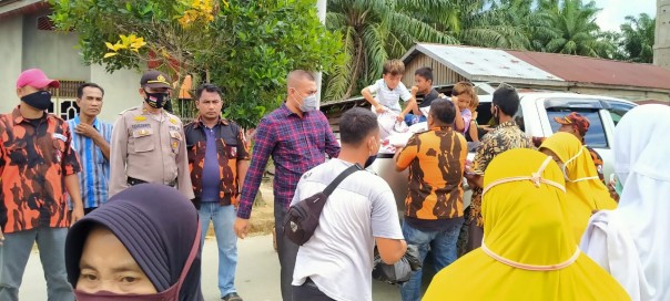 Pandemi, Anto Sontang Serahkan Bantuan Paket Sembako di Bonai Darussalam