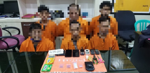 Keenam Tersangka dan barang bukti sabu serta extacy